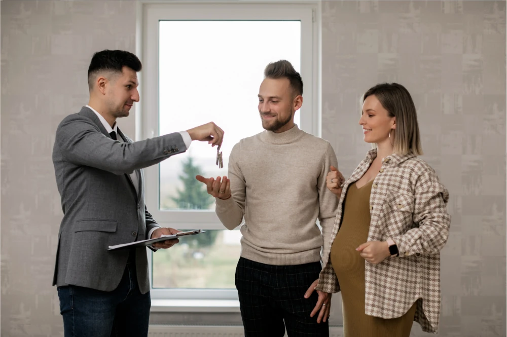 Corretor vendendo imóvel para casal esperando filhos
